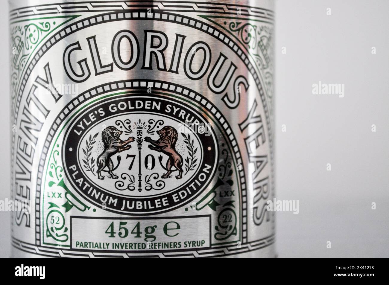 Special Edition Lyles goldene Sirup-Dose vor weißem Hintergrund. 7y Glorious Years Platinum Edition. Stockfoto