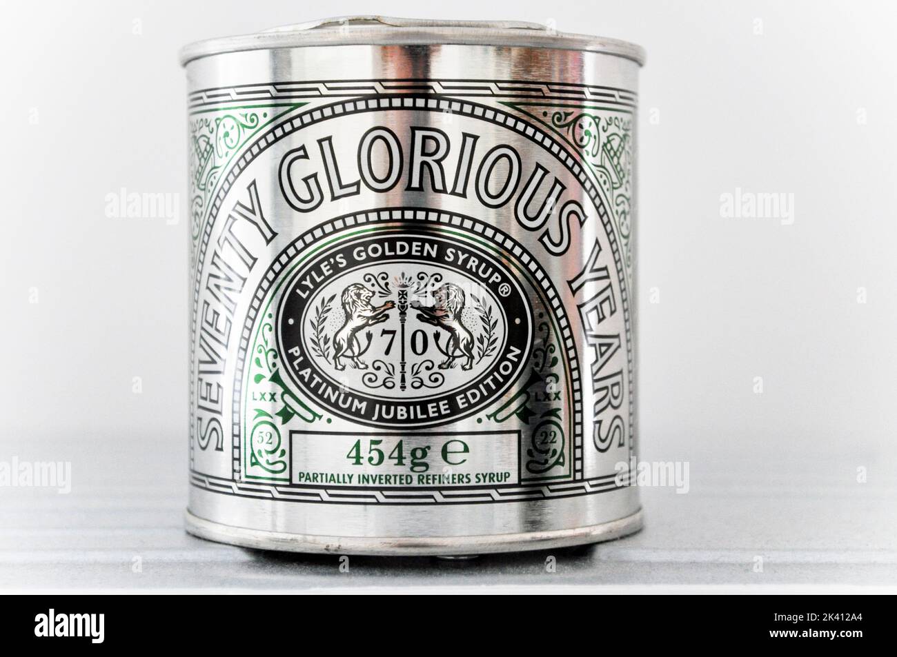 Special Edition Lyles goldene Sirup-Dose vor weißem Hintergrund. 7y Glorious Years Platinum Edition. Stockfoto