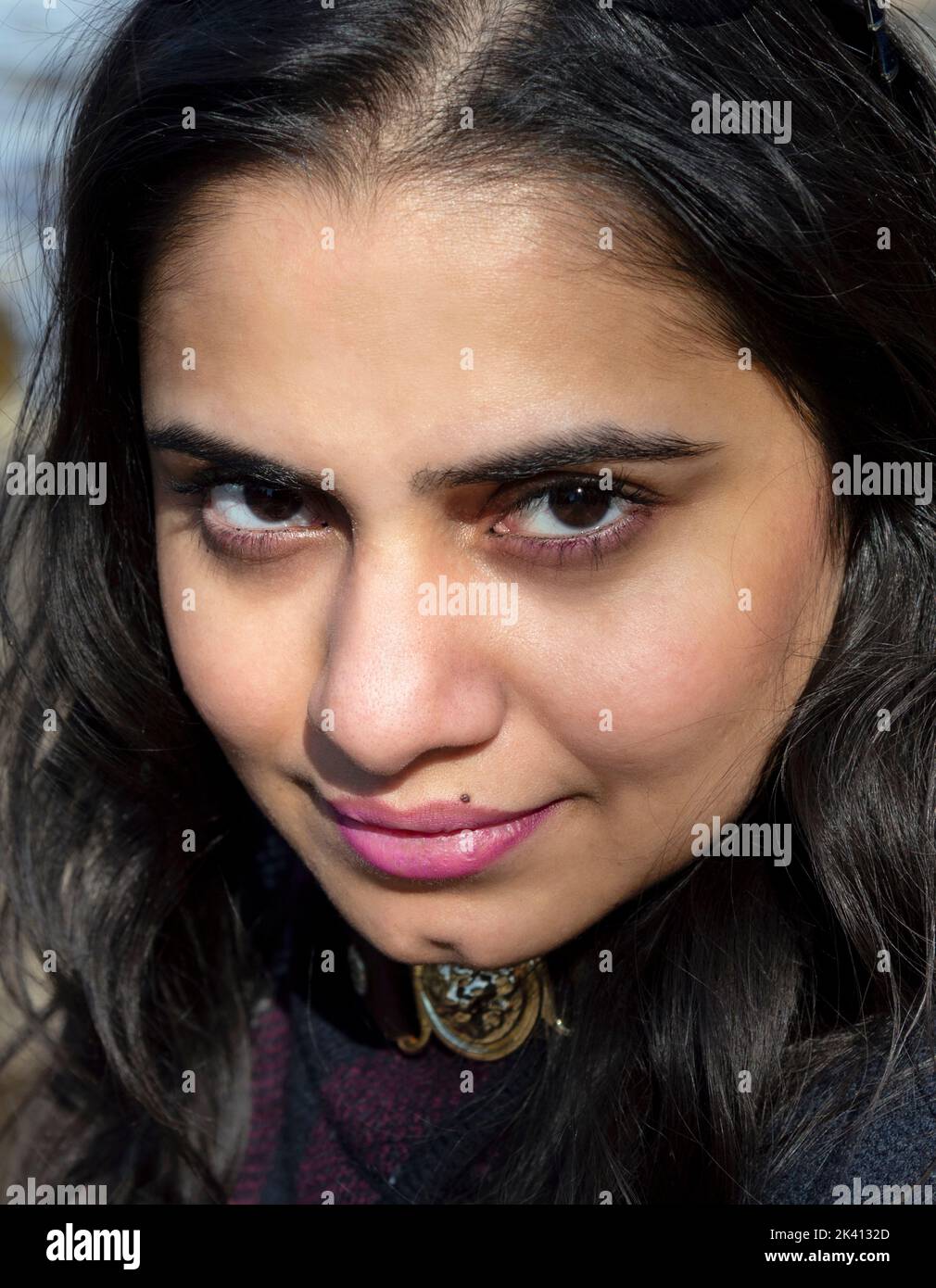 Schöne junge Brünette Blick in die Kamera Stockfoto