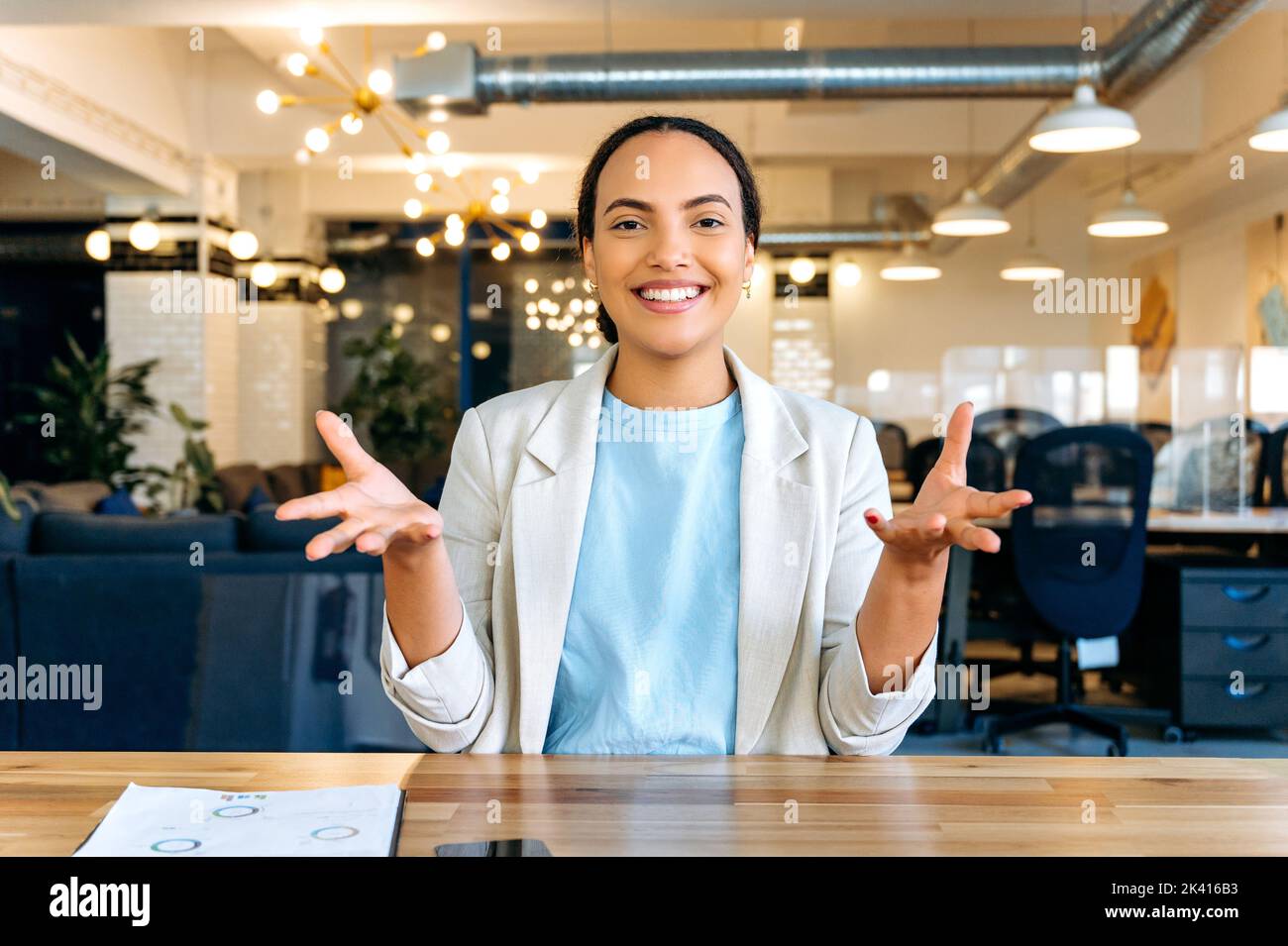 Fernkommunikation. Positive latino oder brasilianische erfolgreiche Frau, Business-Mentor, Finanzberater, Blick auf Webcam, im Gespräch mit dem Kunden per Videokonferenz, Aufnahme Video-Tutorial, lächeln Stockfoto
