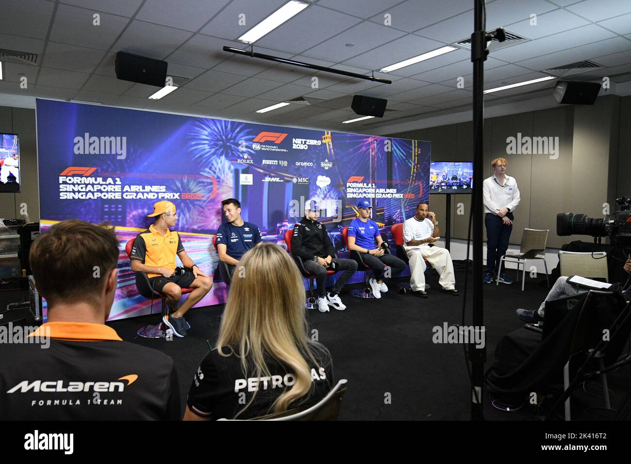 Singapur, hinten) nehmen Sie an einer Pressekonferenz vor dem Rennen zum Formel-1-Rennen des Grand Prix von Singapur in Singapur Teil. 29. September 2022. McLaren's britischer Fahrer Lando Norris, Williams' thailändischer Fahrer Alex Albon, Alpines französischer Fahrer Esteban Ocon, Haas' deutscher Fahrer Mick Schumacher und Mercedes' britischer Fahrer Lewis Hamilton (von 1. L bis 2. R, hinten) nehmen an einer Pre-Race Pressekonferenz zum Formel 1 Singapur Grand Prix Night Race in Singapur Teil, 29. September 2022. Quelle: Then Chih Wey/Xinhua/Alamy Live News Stockfoto