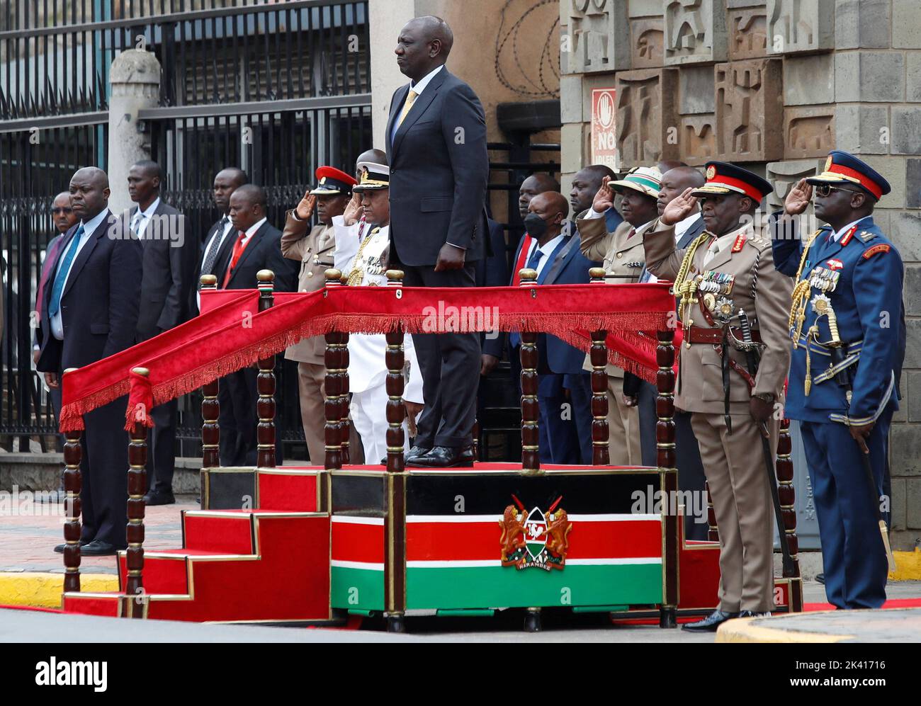 der-kenianische-pr-sident-william-ruto-kommt-um-eine-ehrenwache-zu