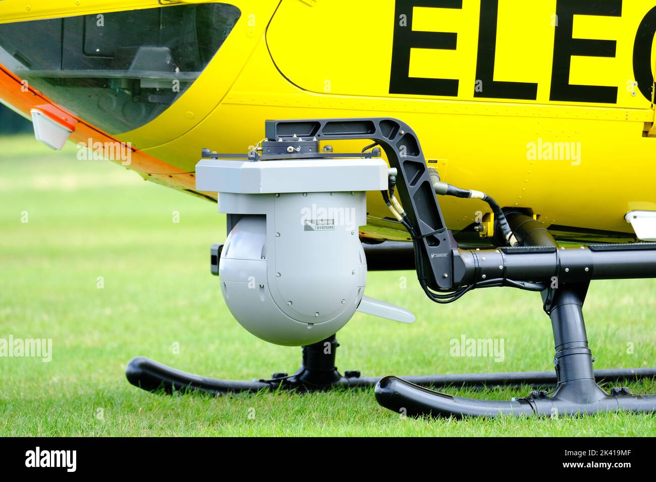 Eurocopter EC135 Hubschrauber ausgestattet mit einem Trakka Sytems Trakkacam zur Luftbeobachtung und Überwachung von Stromleitungen in Großbritannien 2022 Stockfoto