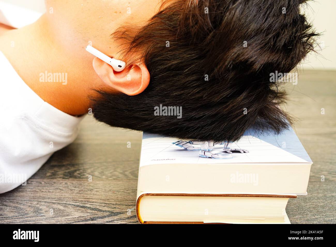Mann, der ein Hörbuch mit Ohrhörern hört Stockfoto