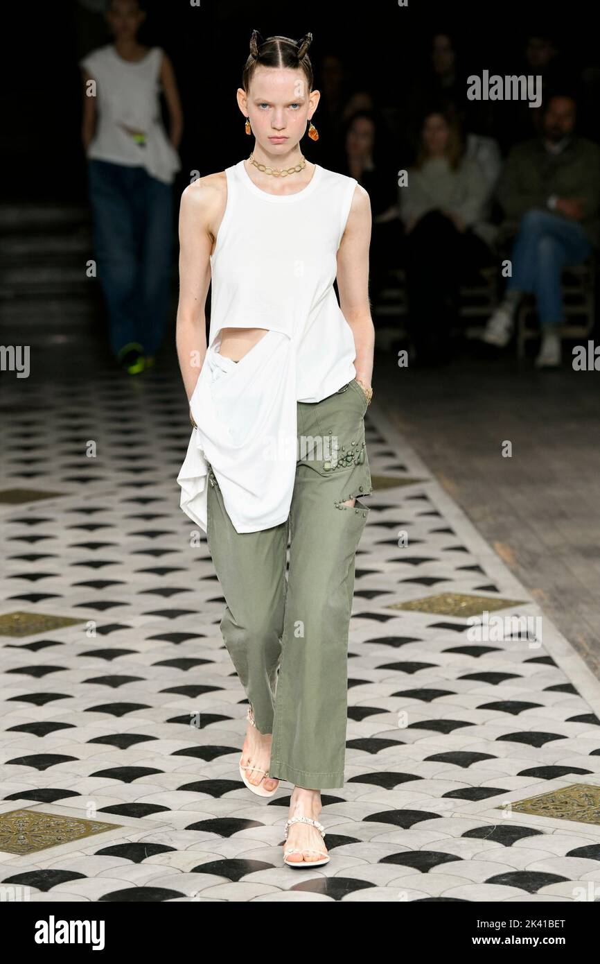 Paris, Frankreich. 28. September 2022. UNDERCOVER SS23 Runway während der Pariser Modewoche am 2022. September - Paris, Frankreich. 28/09/2022 Credit: dpa/Alamy Live News Stockfoto