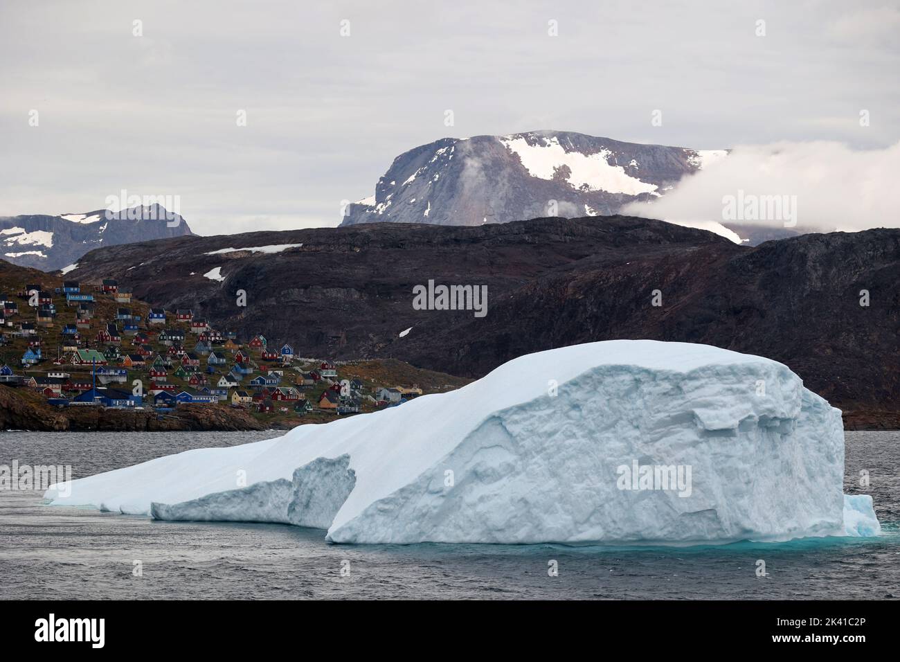 Küstenansicht mit Eisberg des Dorfes Upernavik, Grönland, Dänemark Stockfoto