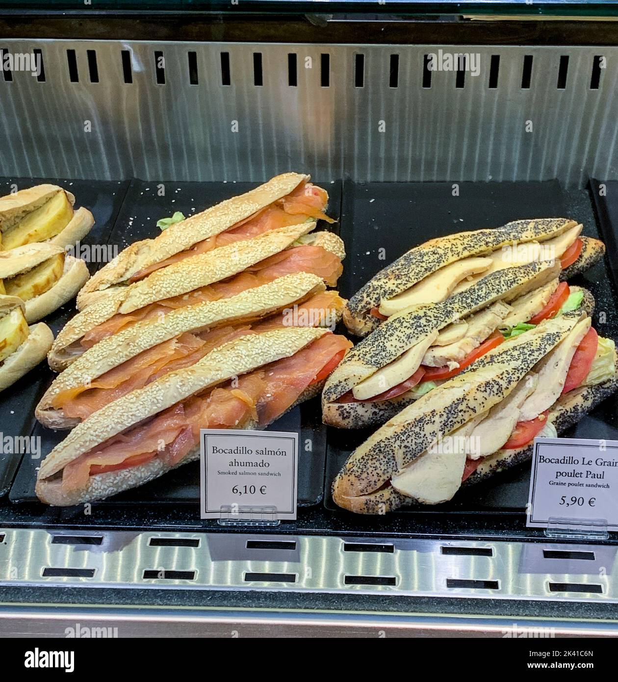 Madrid, Spanien, Flughafenterminal. Sandwiches mit Lachs und Hühnchen am Fast Food Counter, Terminal Nr. 4. Stockfoto