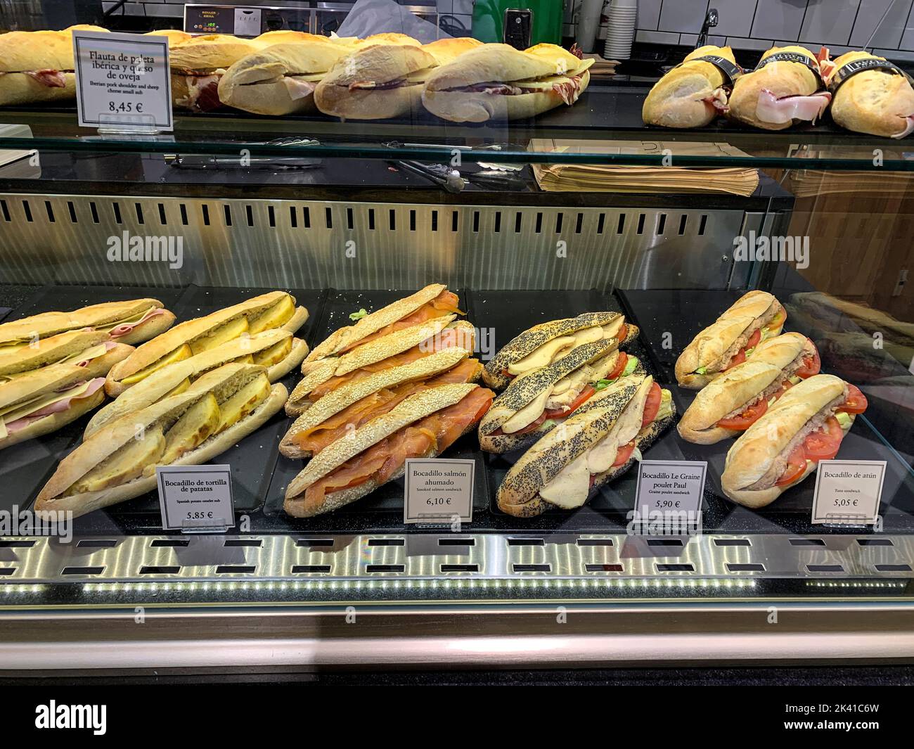 Madrid, Spanien, Flughafenterminal. Verschiedene Sandwiches zum Verkauf an der Fast Food Counter, Terminal Nummer vier. Stockfoto
