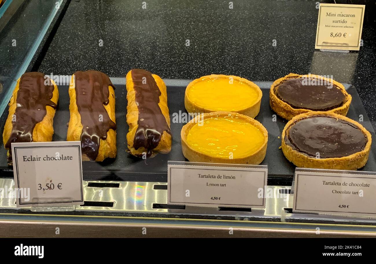 Madrid, Spanien, Flughafenterminal. Desserts mit Schokolade- und Zitronengeschmack an der Fast Food Counter, Terminal Nummer vier. Stockfoto