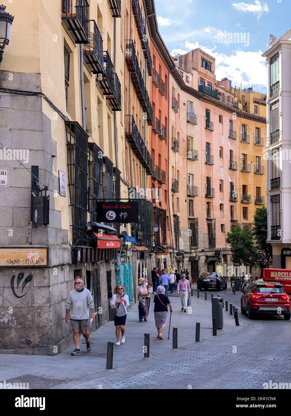 Spanien, Madrid. Cava de San Miguel Street Szene. Stockfoto