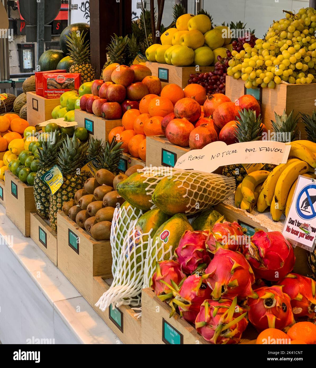 Spanien, Madrid. Tropische Früchte auf dem San Miguel Markt. Stockfoto