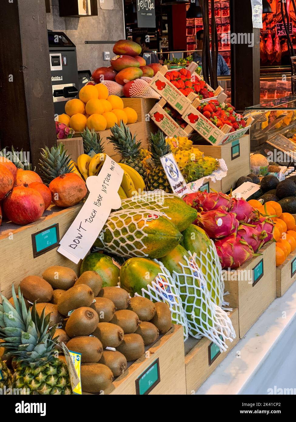 Spanien, Madrid. Tropische Früchte auf dem San Miguel Markt. Stockfoto