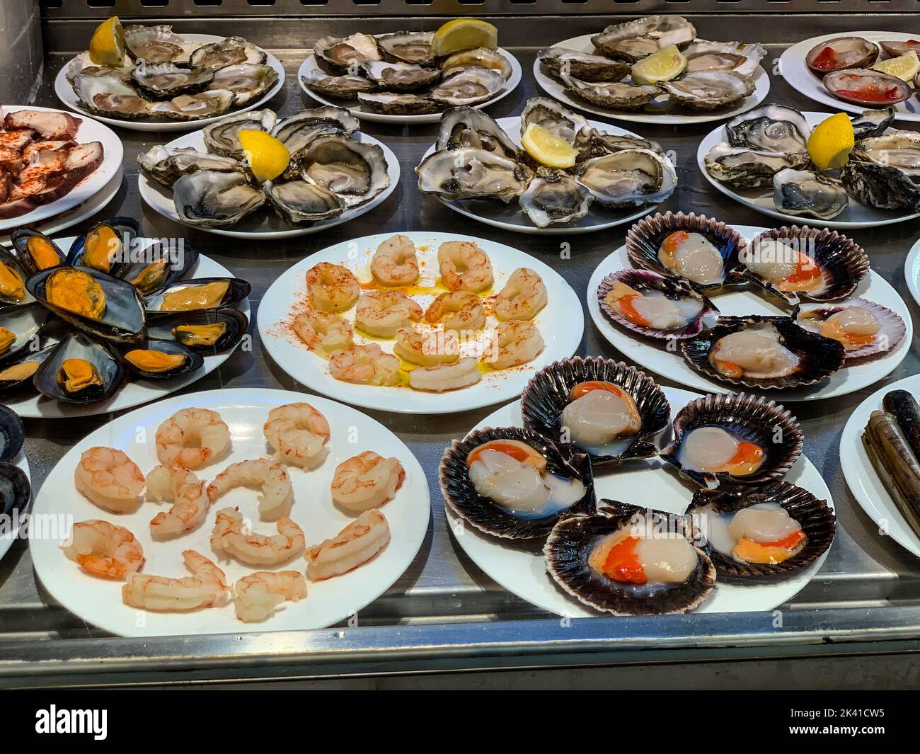 Spanien, Madrid. Meeresfrüchte auf dem San Miguel Markt: Garnelen, Austern, Jakobsmuscheln. Stockfoto