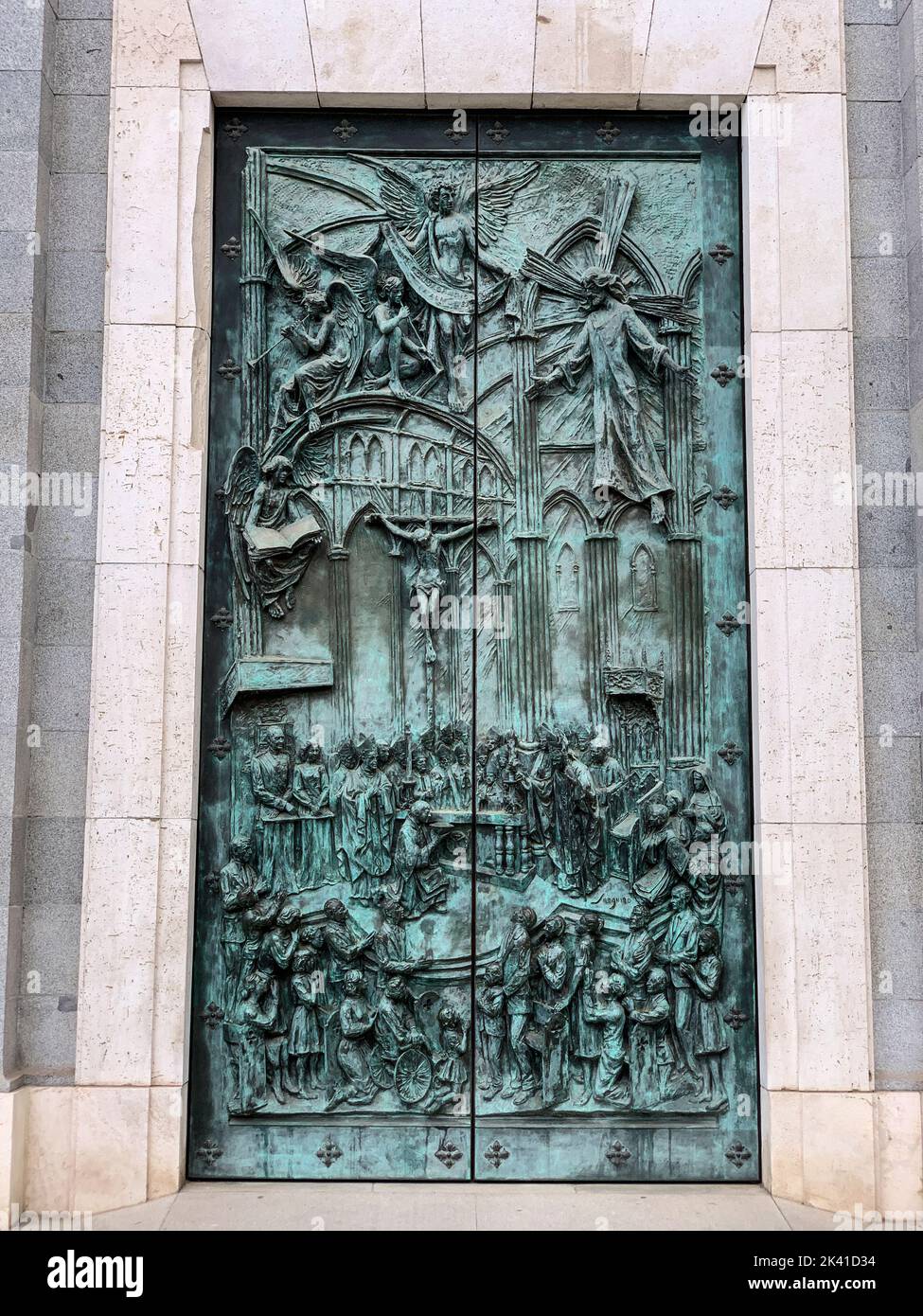 Spanien, Madrid. Bronze-Torweg, Vordereingang zur Kathedrale von Almudena. Stockfoto