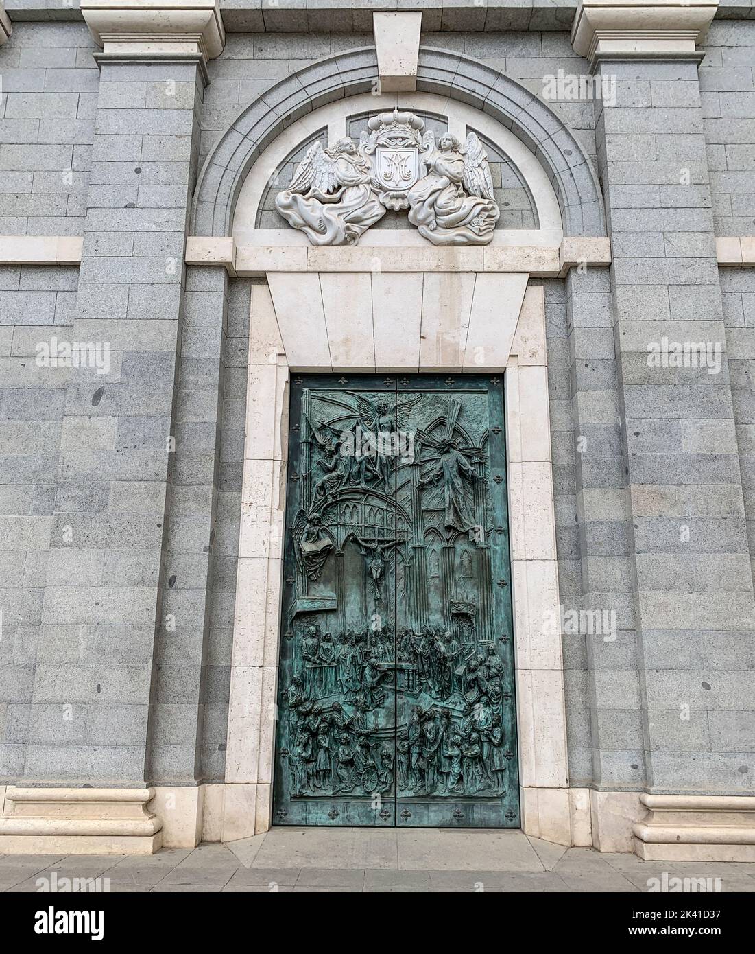 Spanien, Madrid. Bronze-Torweg, Vordereingang zur Kathedrale von Almudena. Stockfoto