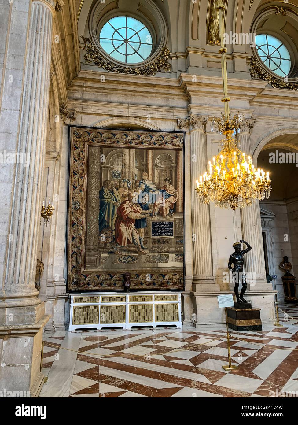 Spanien, Madrid. Königspalast.Säulenhalle, mit Wandteppich aus dem 17.. Jahrhundert. Stockfoto
