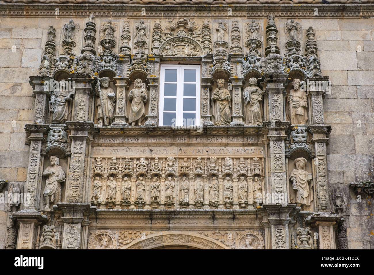 Spanien, Santiago de Compostela, Galicien. Steinschnitzereien über dem Eingang zum Hotel Real de Santiago de Compostela. Stockfoto