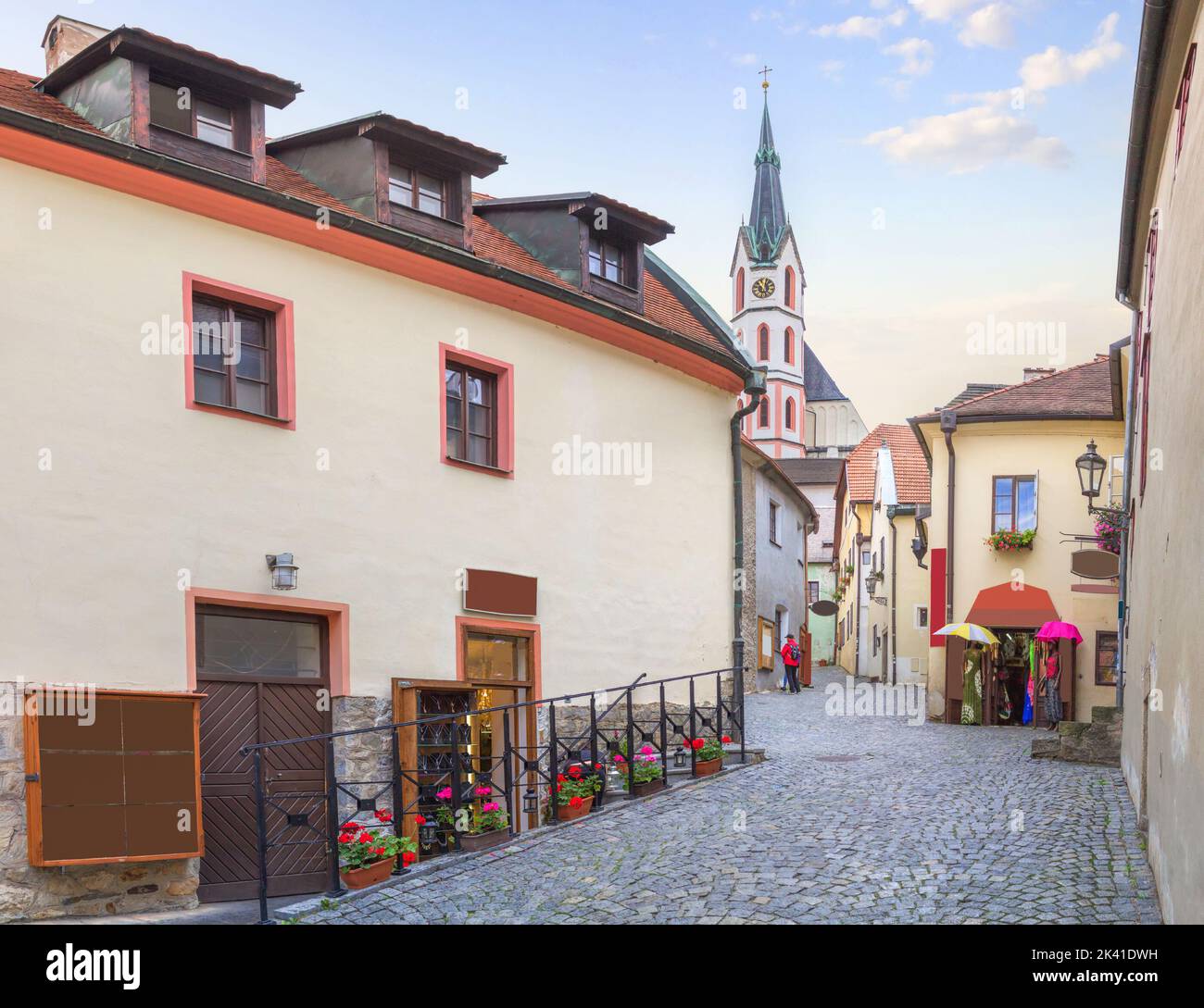 Schöne Aussicht auf die kleine Kostelni Straße und St. Veits Kathedrale. Cesky Krumlov, Tschechische Republik Stockfoto