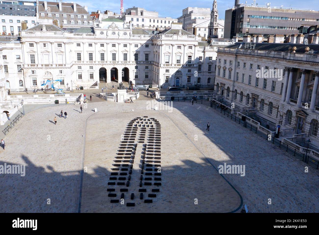 Die interdisziplinäre Künstlerin Grada Kilomba bringt ihre von Kritikern gefeierte Installation O Barco/The Boat diesen Herbst ins Somerset House . Die große Installation und Performance, die zum ersten Mal in Großbritannien gezeigt wird, wird vom Somerset House anlässlich des 10.-jährigen Jubiläums der Contemporary African Art Fair 1-54 speziell präsentiert. Grada Kilomba ist eine in Portugal lebende, in Berlin lebende transdisziplinäre Künstlerin, deren Arbeit sich auf die Erinnerung bezieht, Trauma, Geschlecht und Postkolonialismus ... Stockfoto