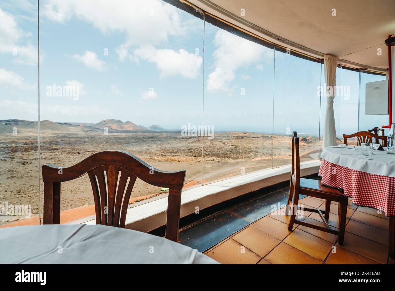 Panoramablick auf vulkanische Landschaften vom Restaurant im Timanfaya Nationalpark, Lanzarote, Kanarische Inseln, Spanien Stockfoto