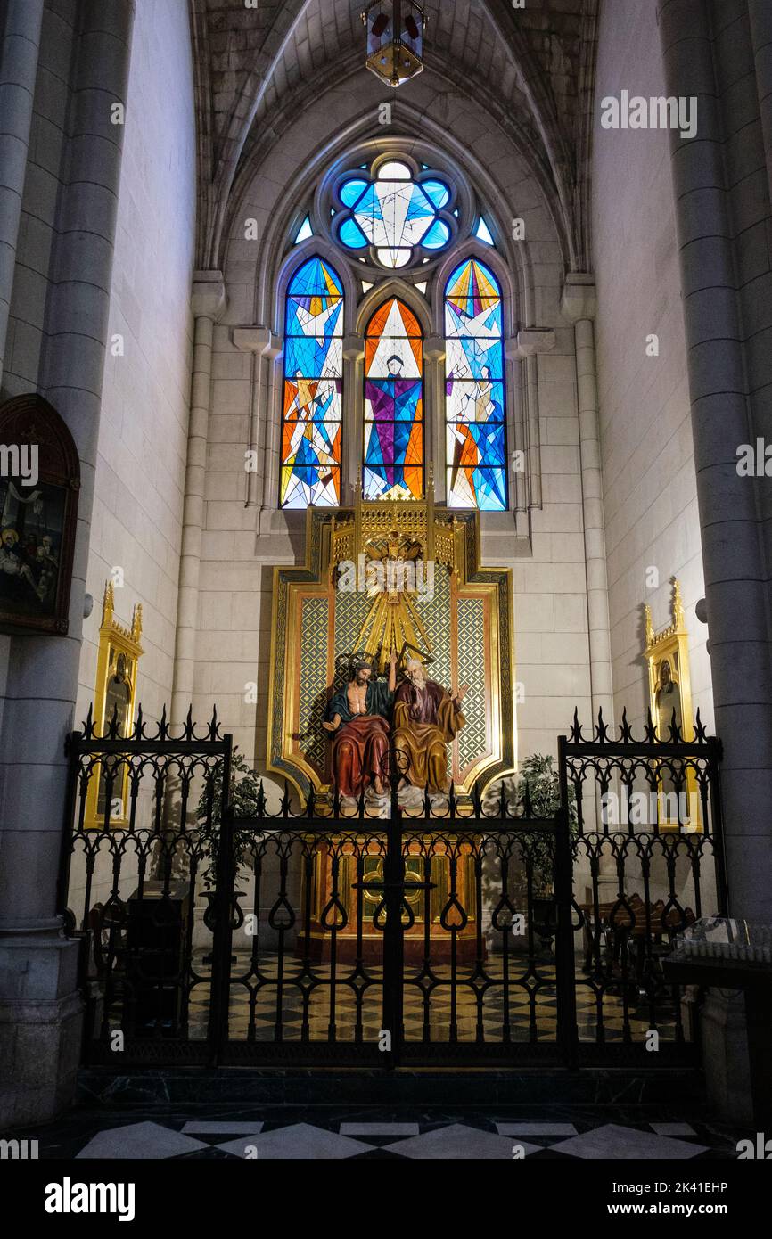 Spanien, Madrid. Kathedrale von Almudena. Seitenkapelle und modernes Buntglasfenster. Stockfoto