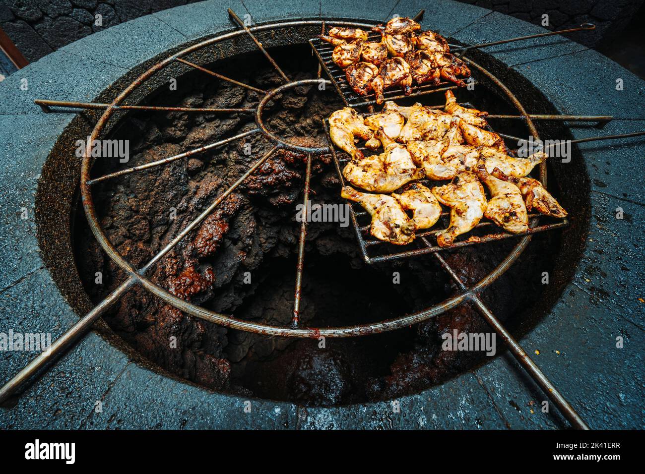 Köstliches Hühnchen gegrillt auf Vulkanhitze auf Lanzarote, Kanarischen Inseln, Spian Stockfoto