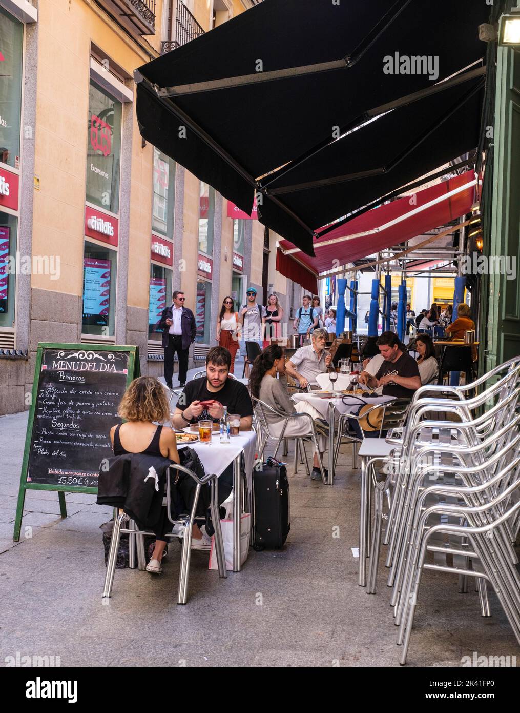 Spanien, Madrid. Abendessen zum Mittagessen in einem Straßencafé. Stockfoto