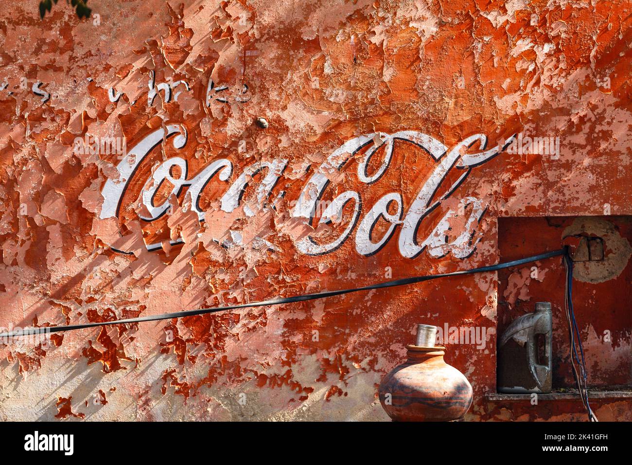 Vintage Coca-Cola Logo auf einer alten roten Wand in Rajasthan, Indien, Asien gemalt Stockfoto