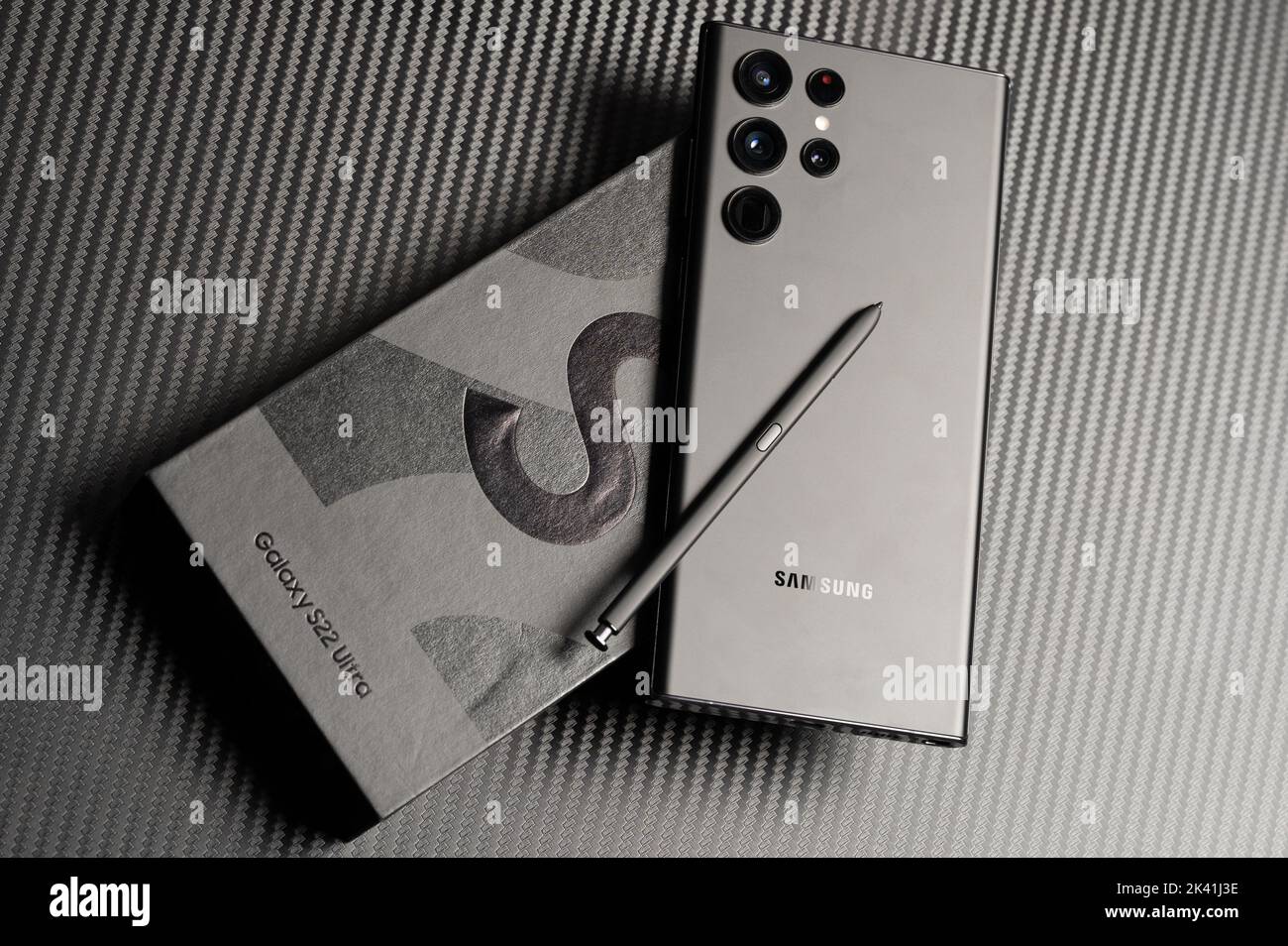 New york, USA - 23. august 2022: Neues schwarzes Samsung S22 Ultra Smartphone mit Stift-Nahaufnahme Stockfoto