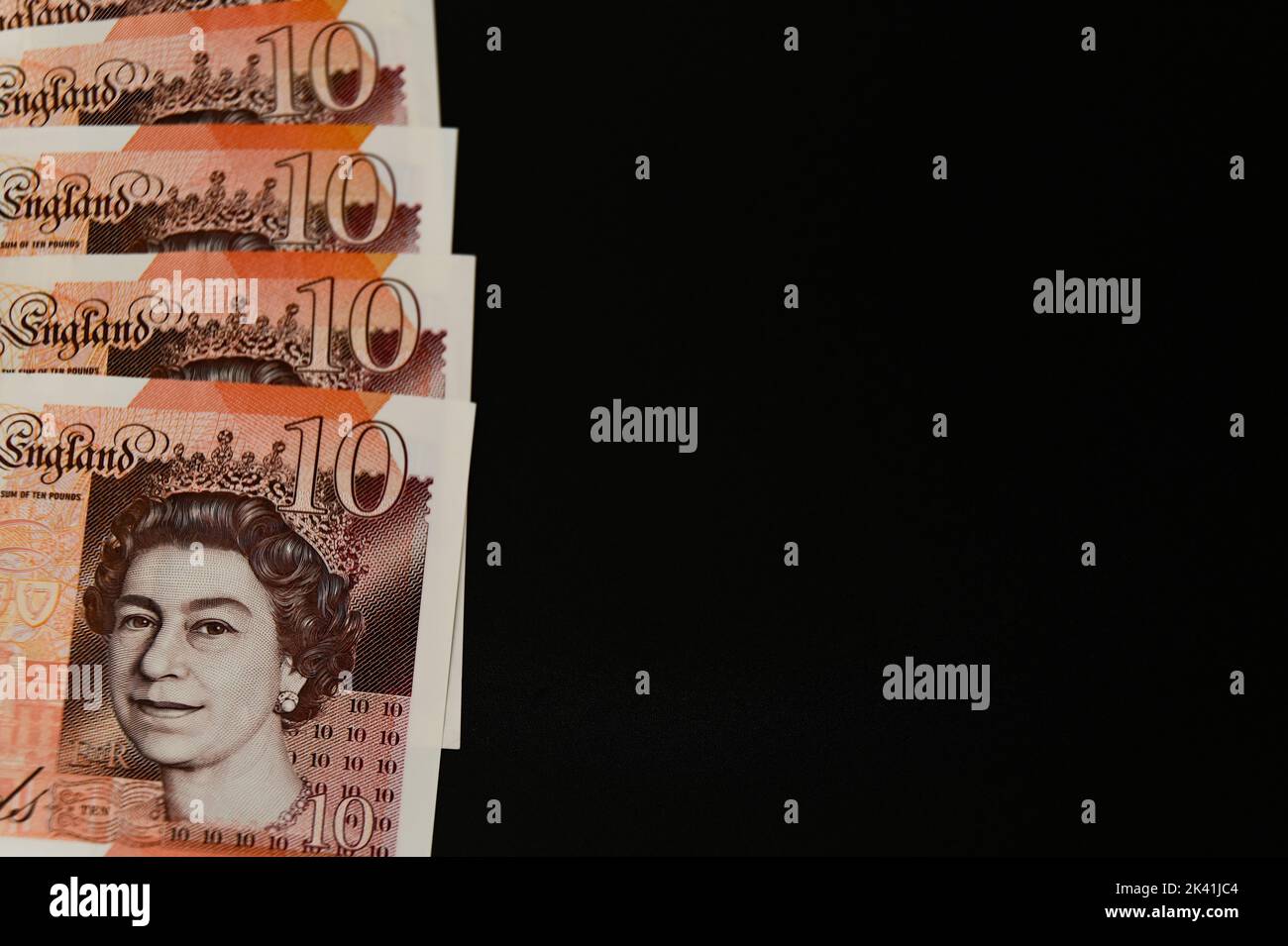 GBP Money British Ten Pound notiert Währung auf einem schlichten schwarzen Hintergrund mit Platz für Aufschriften auf der rechten Seite des Bildes Stockfoto