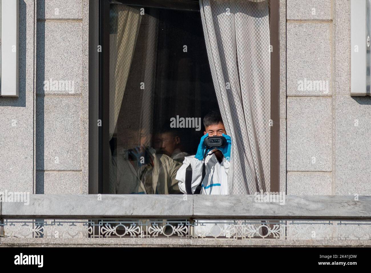 Seoul, Südkorea. 29. September 2022. Ein nordkoreanischer Soldat in einem Hazmat-Anzug blickt am Donnerstag, dem 29. September 2022, durch ein Fernglas auf die südkoreanische Seite des Joint Security Area (JSA) an der Grenze zu Nordkorea in Panmunjom, Südkorea. Vizepräsident Kamala Harris besuchte die DMZ am Donnerstag - einen Tag nachdem Pjöngjang zwei ballistische Raketen in die Gewässer vor der Ostküste abgefeuert hatte. Foto von Thomas Maresca/UPI Credit: UPI/Alamy Live News Stockfoto