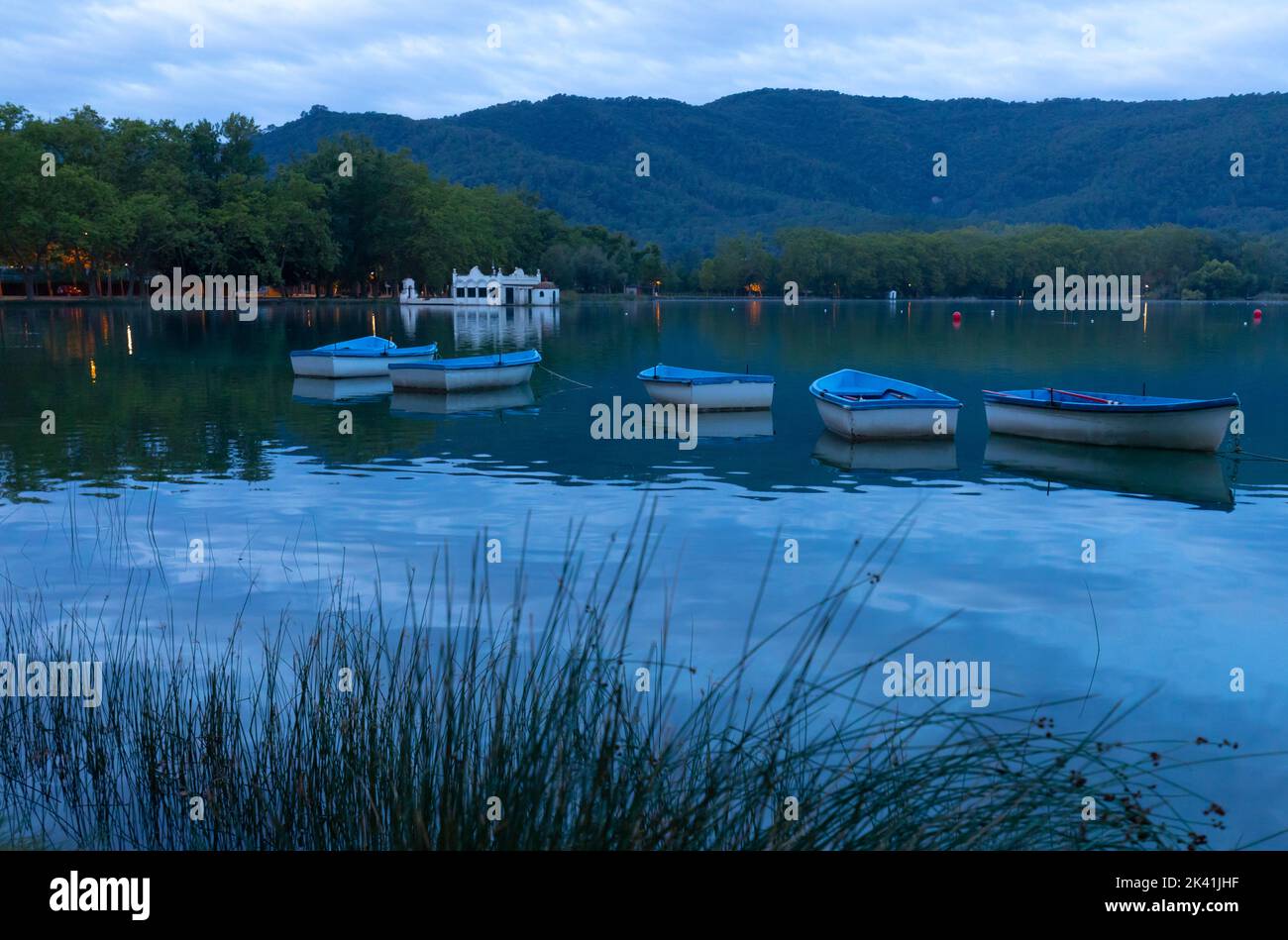 Lake of Banyoles (Estany de Banyoles) bei Sonnenaufgang. Banyoles, El Pla de l'Estany, Girona, Katalonien, Spanien, Europa. Stockfoto