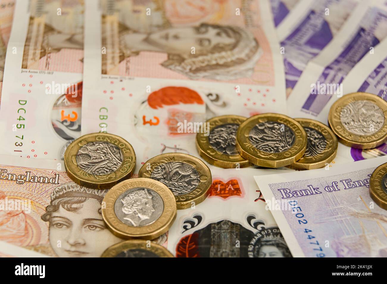 GBP Money Britische 1-Pfund-Münzen und 10- und 20-Pfund-Banknoten Stockfoto