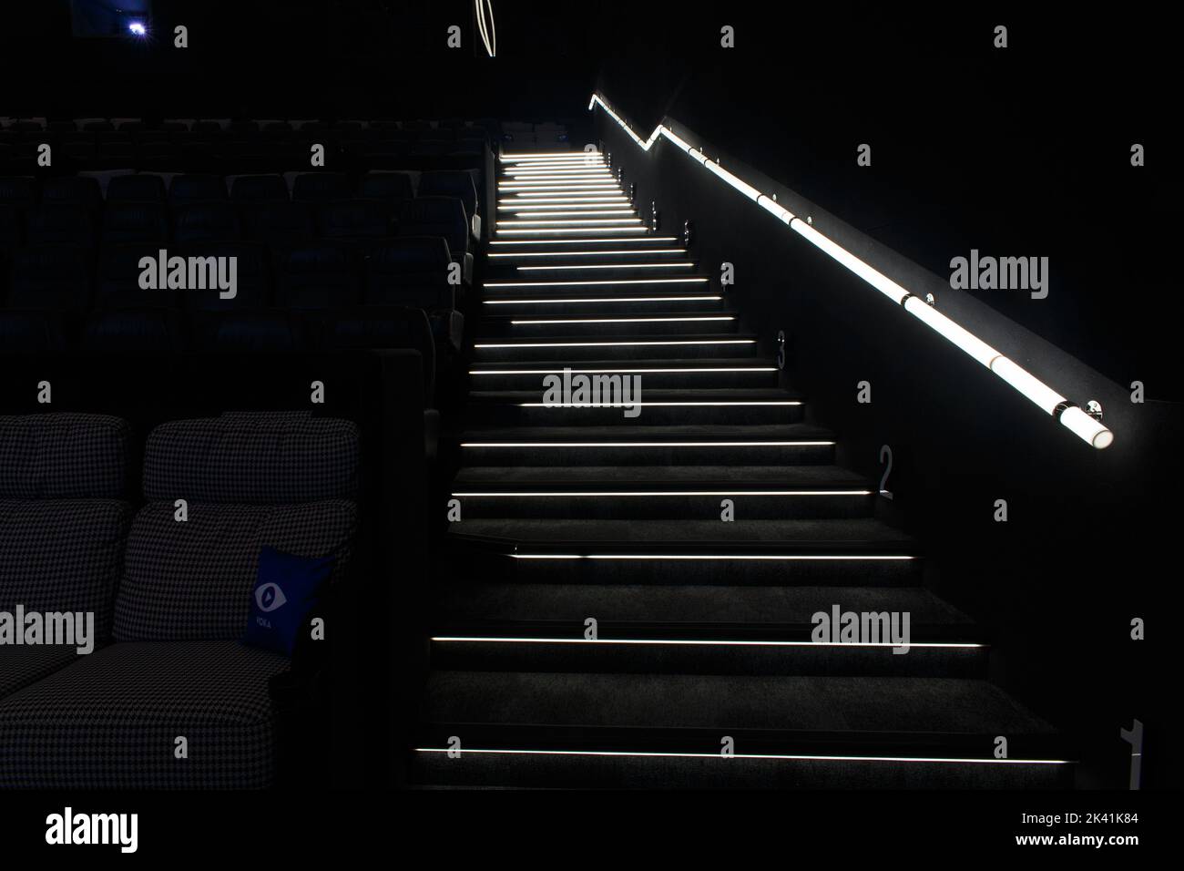 Grodno, Weißrussland - 21. April 2022: VOKA Premiere Kinosaal eröffnet in Grodno's MOOON Kino des Silver Screen Netzwerks. Weiches Gewebe Licht Doppel Meer Stockfoto