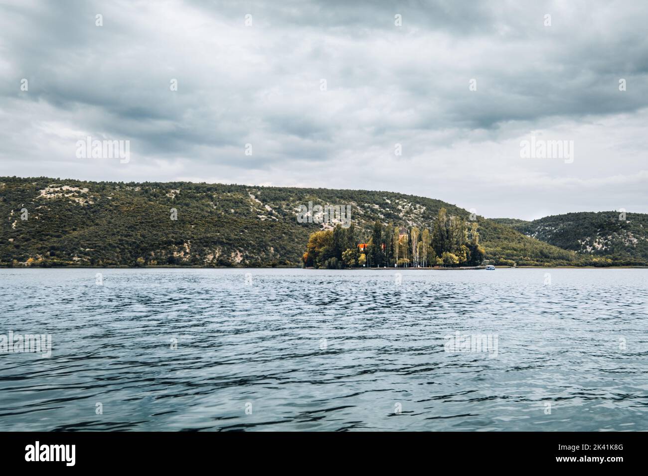 Herbstlandschaft Kloster Visovac, im Nationalpark Krka gelegen & über alten römischen Katakomben gebaut.kleine Insel in der Mitte des Flusses. Stockfoto