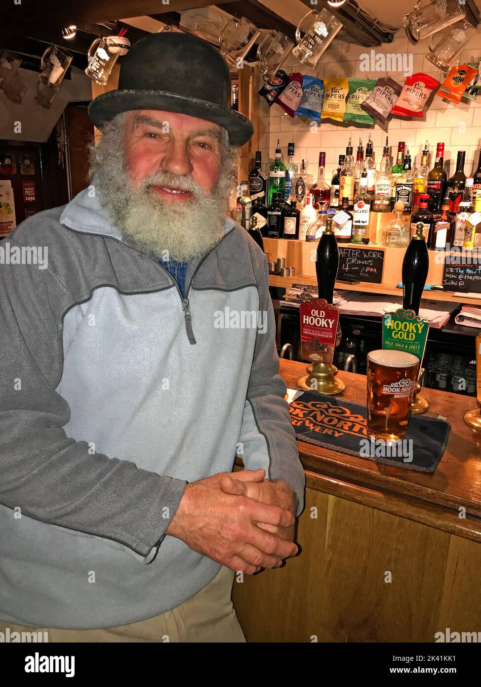 Hook Norton Drayman, Roger Hughes an der Bar im Pear Tree Inn, Scotland End, Hook Norton, Banbury, Cotswolds, Ochsen, England, Großbritannien, OX15 5NU Stockfoto