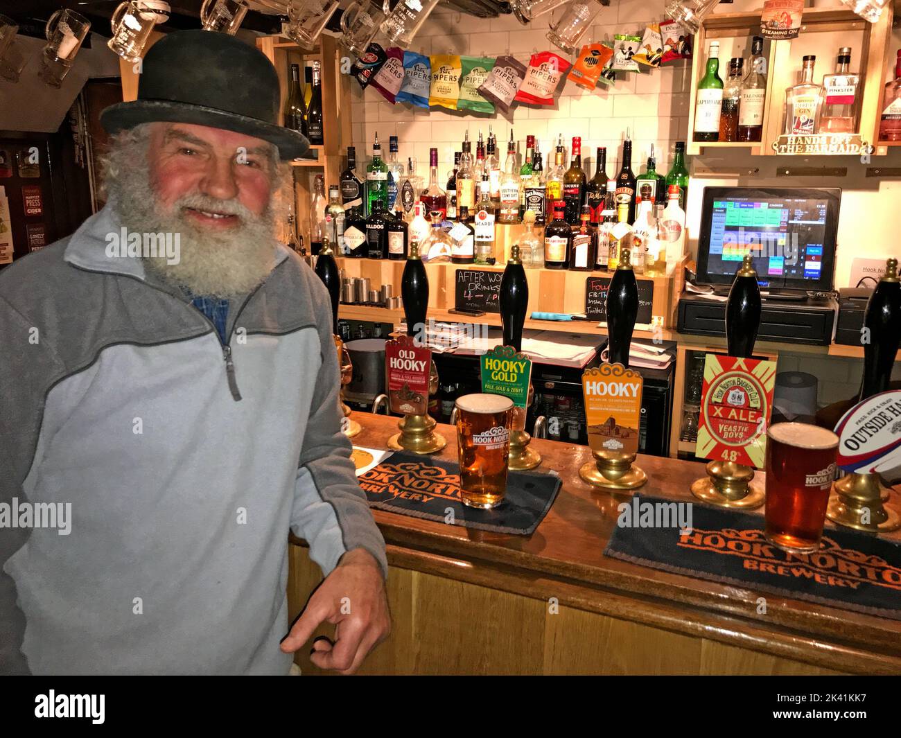 Hook Norton Drayman, Roger Hughes an der Bar im Pear Tree Inn, Scotland End, Hook Norton, Banbury, Cotswolds, Ochsen, England, Großbritannien, OX15 5NU Stockfoto