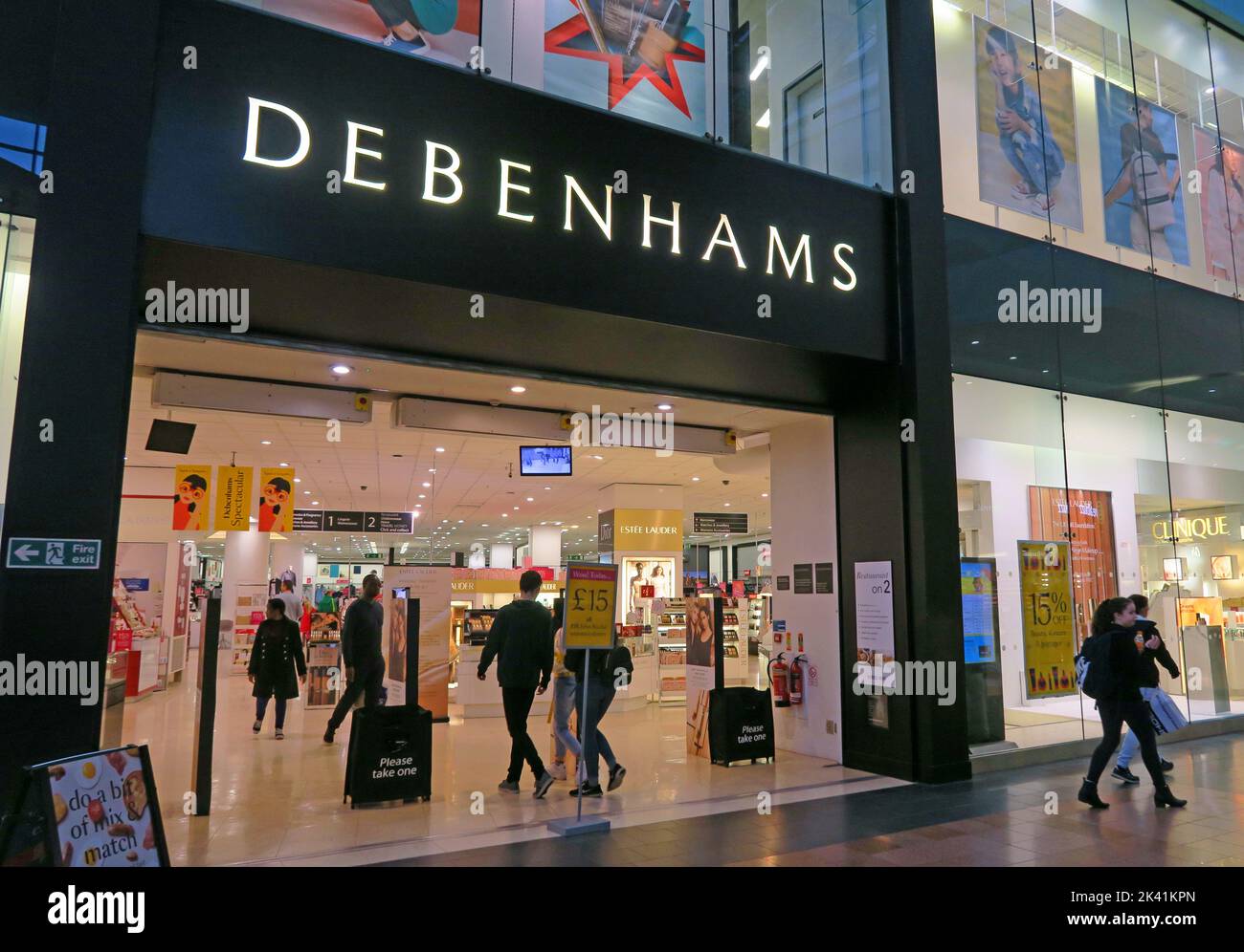 Geschäftiger Debenhams Store vor Schließung, im Einkaufszentrum Warrington Golden Square, geöffnet mit Shoppern, Cheshire, England, UK, WA1 Stockfoto