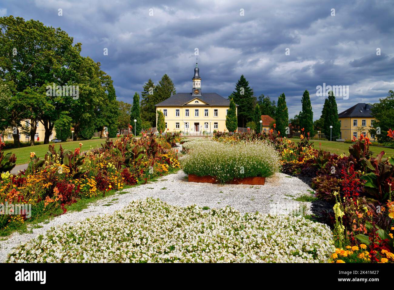Bad Rappenau im Kraichgau: Kurgarten mit „Salinenamtsgebäude“ (im Hintergrund), Bezirk Heilbronn, Baden-Württemberg, Deutschland Stockfoto