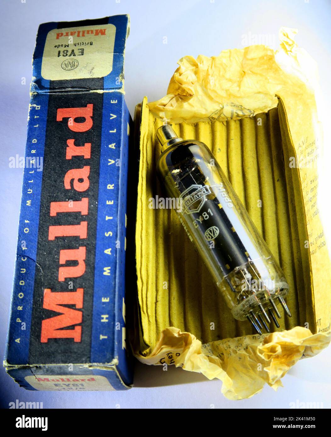 Mullard EY81 Vakuum-Sperrventil-Diode und Kartonverpackung von 1965 Stockfoto