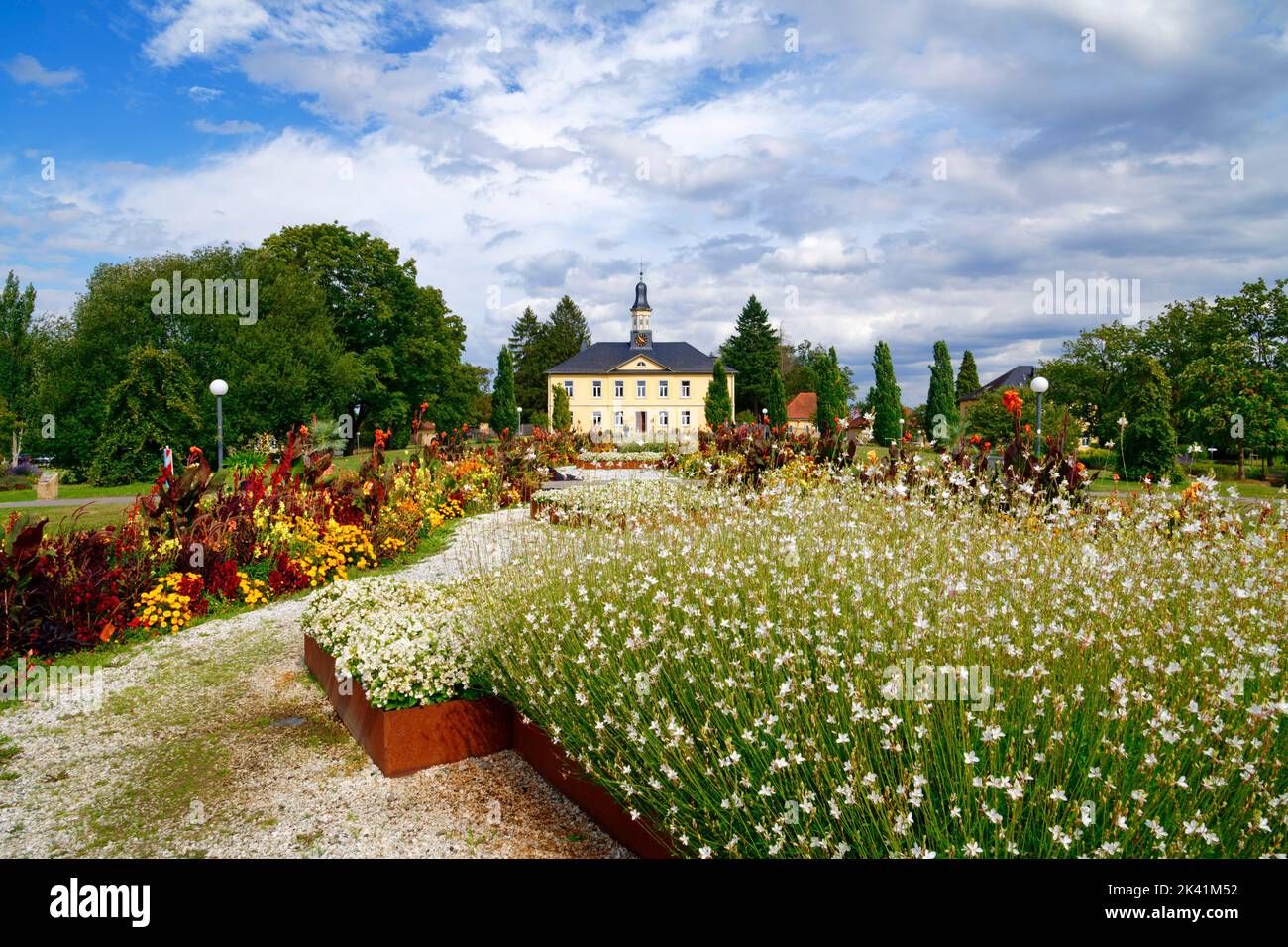Bad Rappenau im Kraichgau: Kurgarten mit „Salinenamtsgebäude“ (im Hintergrund), Bezirk Heilbronn, Baden-Württemberg, Deutschland Stockfoto