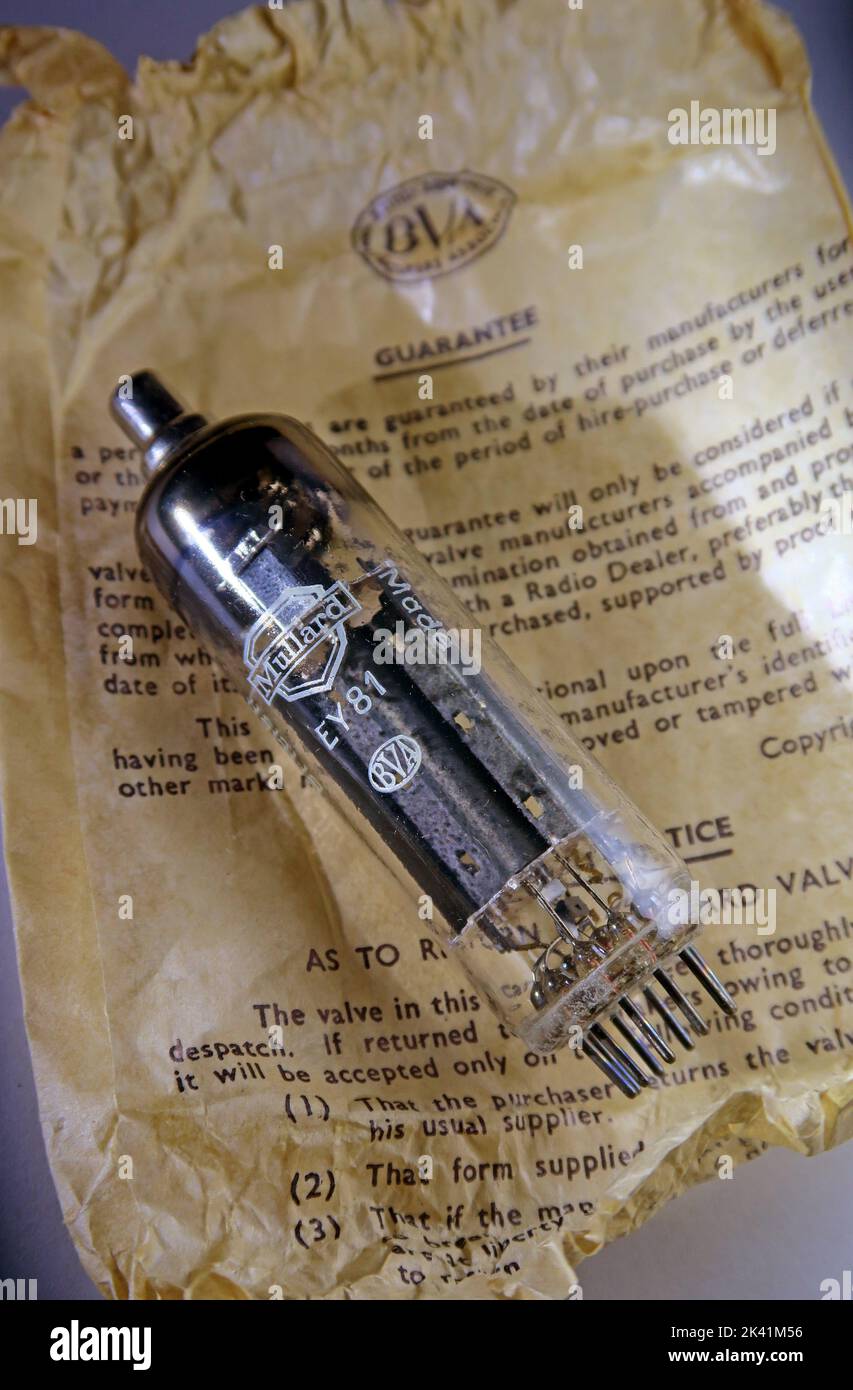 Mullard EY81 Vakuum-Sperrventil-Diode und Kartonverpackung von 1965 Stockfoto
