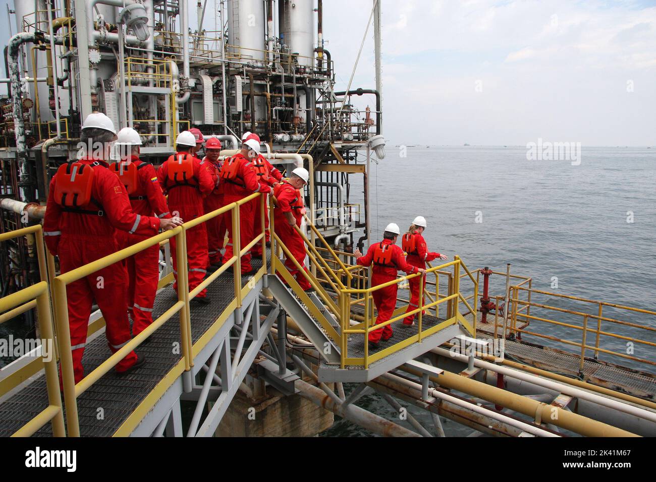 Lago de Maracaibo-Venezola18-09-2008 Arbeiter der staatlichen Öl Venezuela PDVSA verlassen die Station nach Beendigung ihrer Arbeitswache. ©JOSE ISAAC BULA Stockfoto