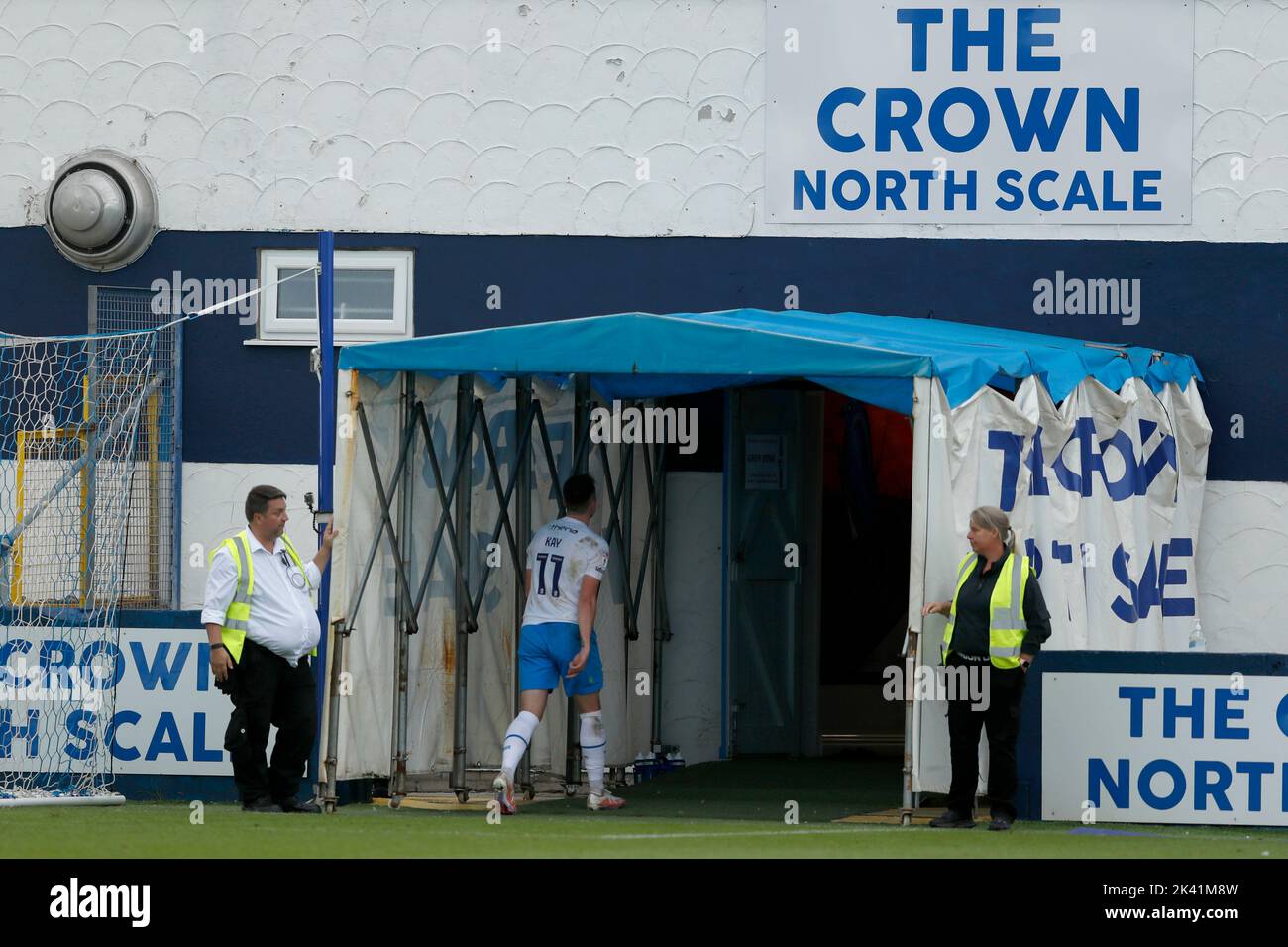 Barrows Josh Kay geht den Tunnel entlang, nachdem er während des Spiels der Sky Bet League 2 in der Holker Street, Barrow-in-Furness, abgeschickt wurde. Bilddatum: Samstag, 24. September 2022. Stockfoto