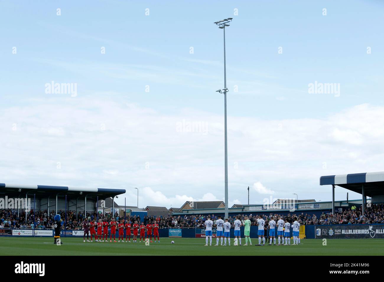 Eine allgemeine Ansicht, wie die Spieler eine Minute Applaus vor dem Sky Bet League zwei Spiel in der Holker Street, Barrow-in-Furness halten. Bilddatum: Samstag, 24. September 2022. Stockfoto