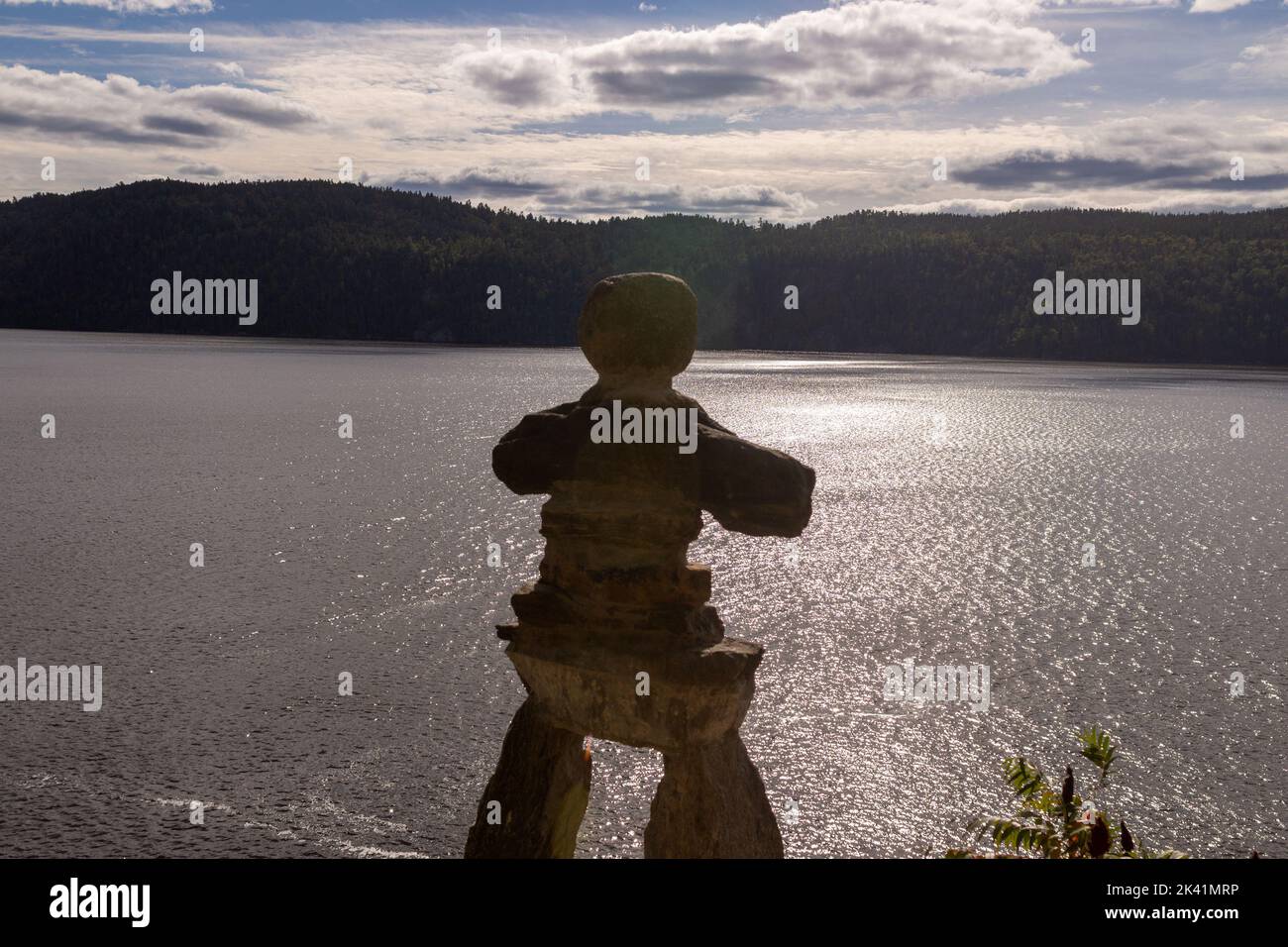 Inukshuk mit Blick auf das Wasser im Opemican National Park Stockfoto Inukshuk mit Blick auf das Wasser im Opemican National Park Stockfoto