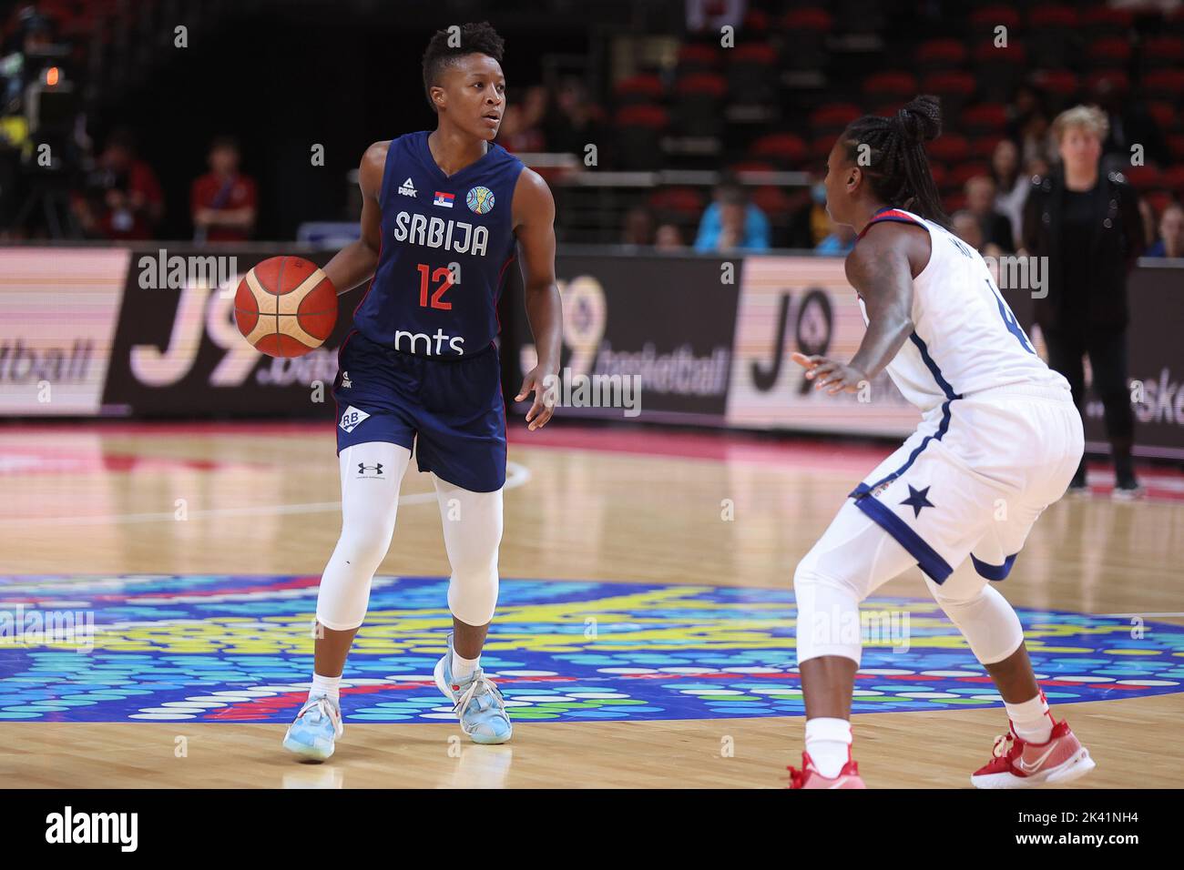 29.. September 2022; Sydney, Homebush, New South Wales, Australien, Frauen-WM-Basketball, USA gegen Serbien; Jewell Loyd aus den Vereinigten Staaten von Amerika versucht, den Lauf von Yvonne Anderson aus Serbien zu blockieren Stockfoto