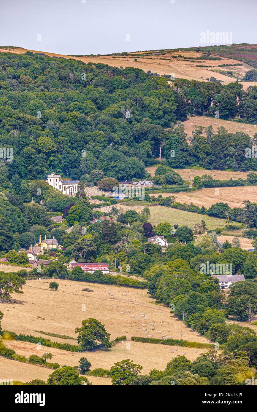 Eine lange Aufnahme des Dorfes Selworthy unterhalb des Minehead North Hill im Exmoor National Park, Somerset UK Stockfoto
