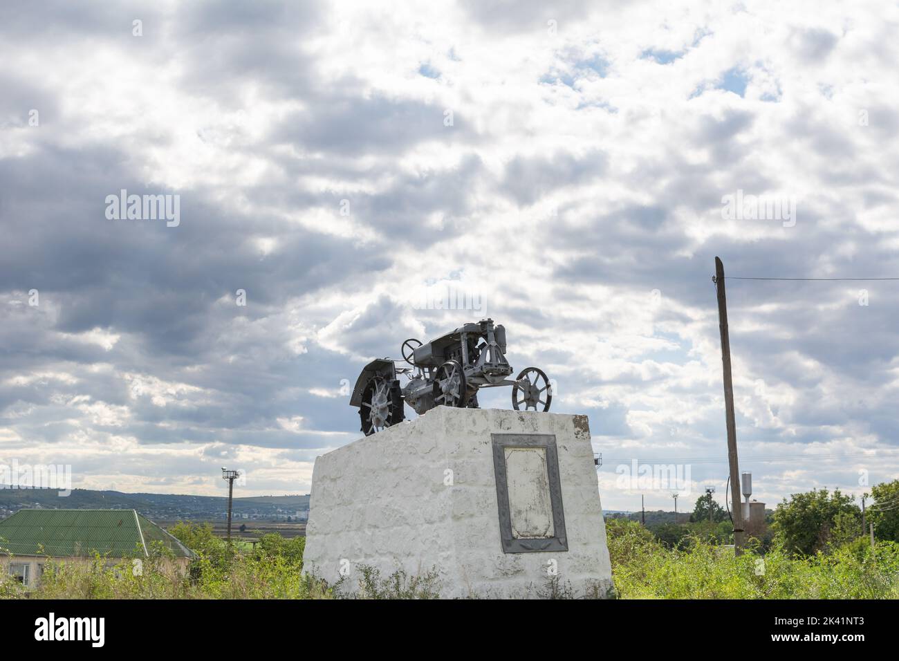 Denkmal der Industrialisierung. Denkmal für den ersten Traktor in der Stadt Causeni, Moldawien. Nationaler Schatz der Republik Moldau Stockfoto
