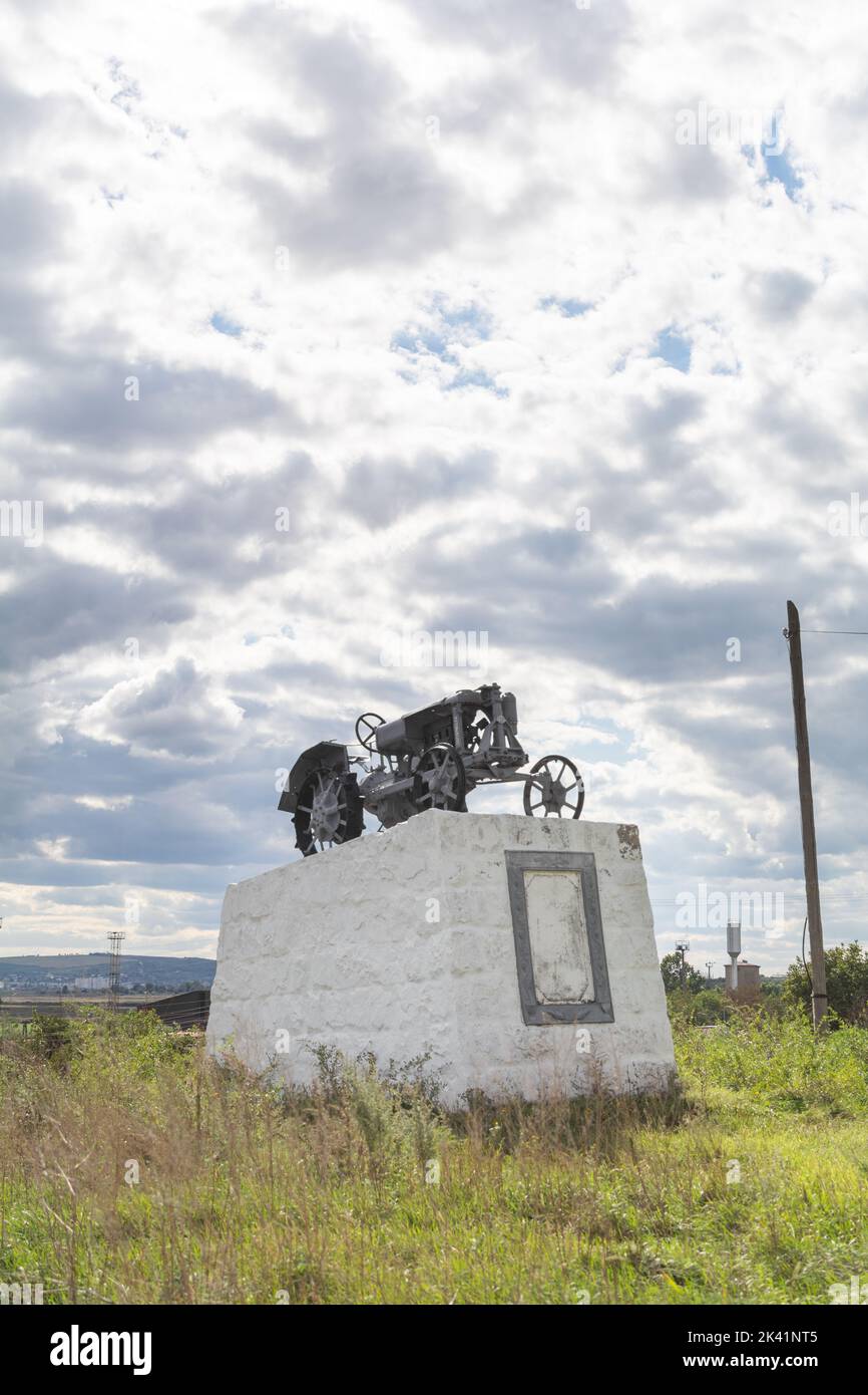 Denkmal der Industrialisierung. Denkmal für den ersten Traktor in der Stadt Causeni, Moldawien. Nationaler Schatz der Republik Moldau Stockfoto